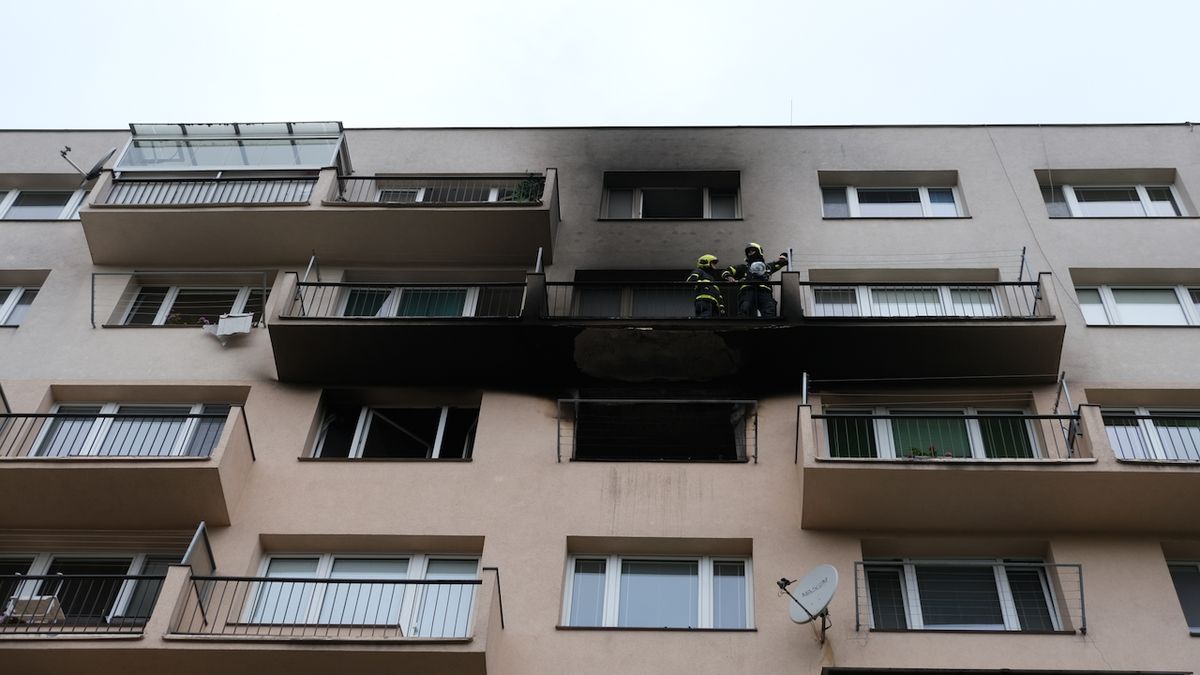 Ve Frýdku-Místku hořel byt. Lidé čekali na záchranu na parapetech